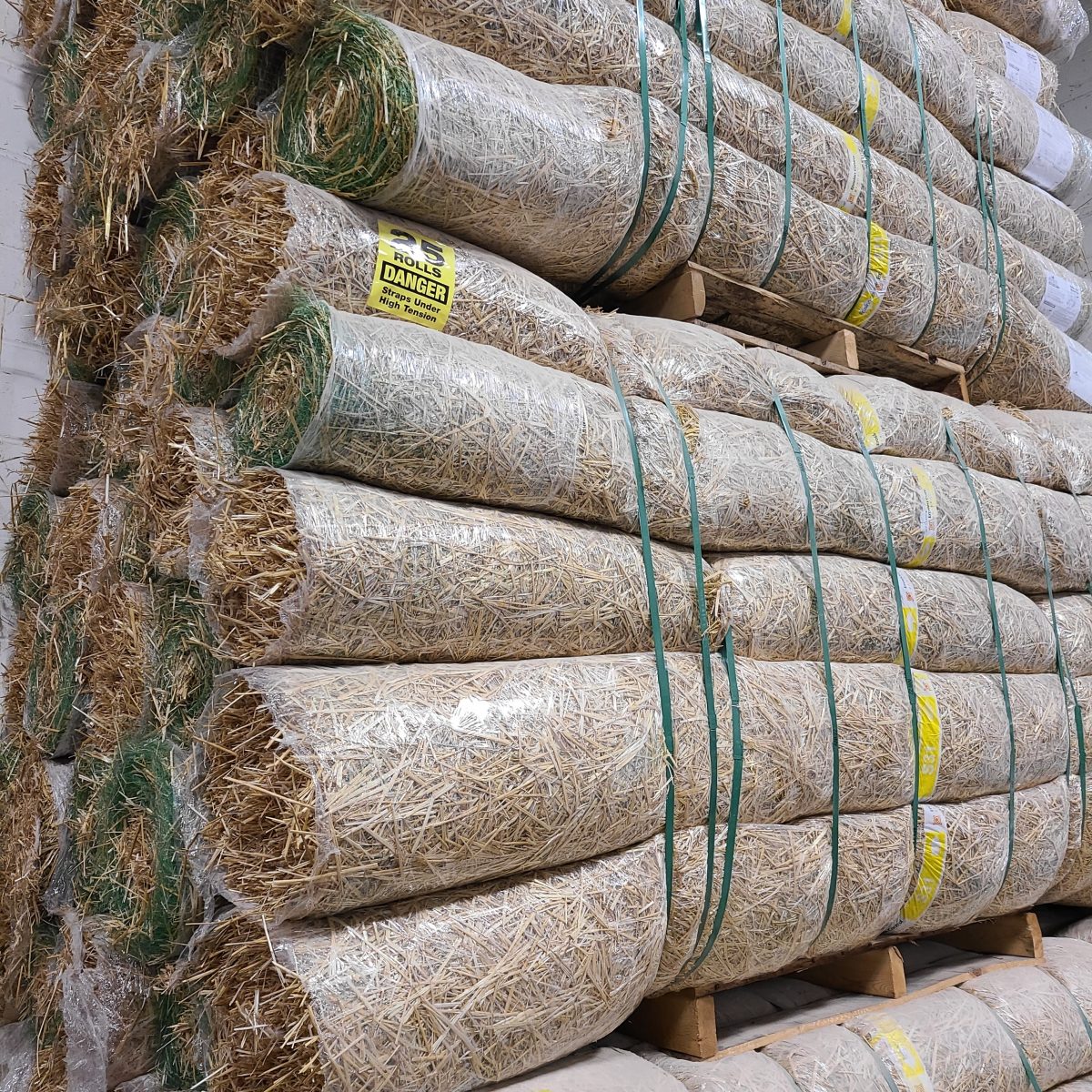 S32 Straw Blanket 4' x 112.5'
